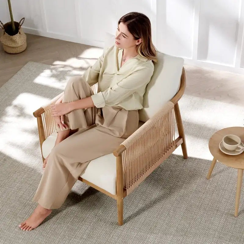 Fauteuil d'appoint avec accoudoirs en bois tressé