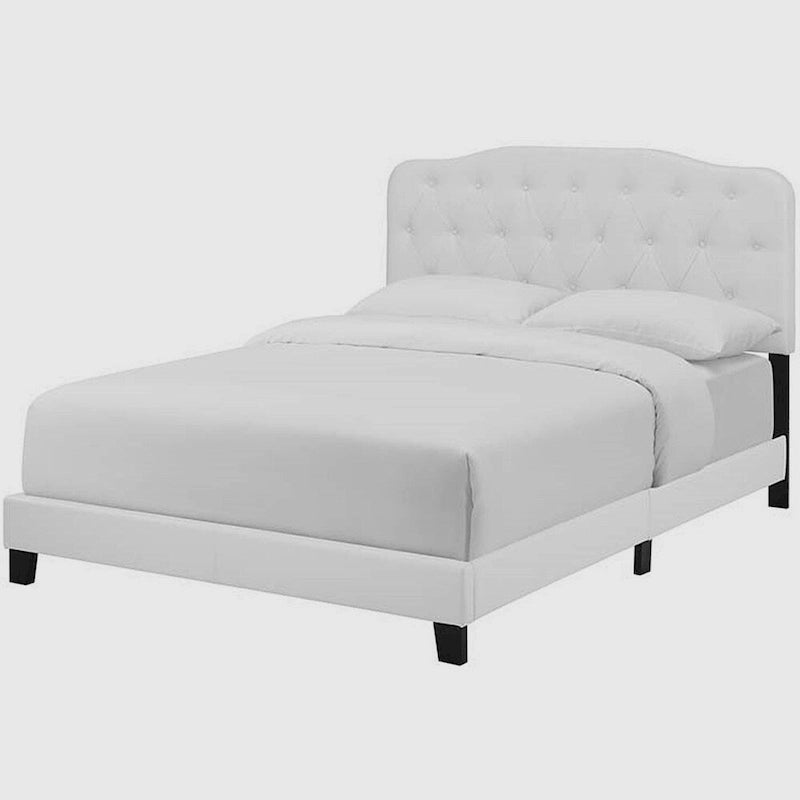 Lit plateforme en cuir avec tête de lit capitonnée